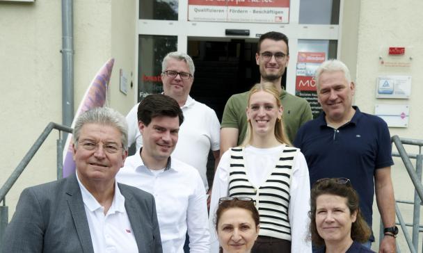 Personengruppe auf einer Treppe
