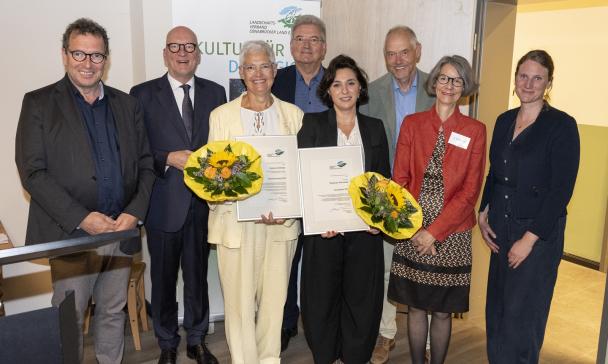 Gruppe von Personen mit Blumen