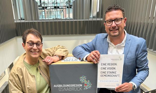 2 Personen mit Plakat
