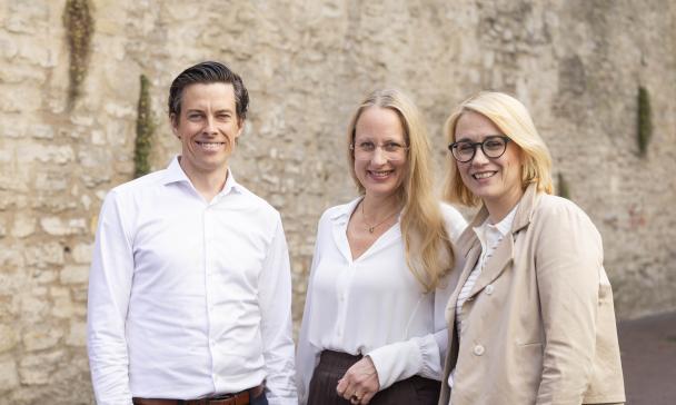 3 Frauen vor Hauswand