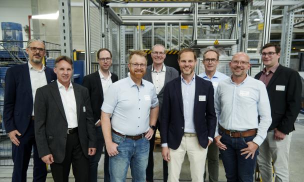 Personengruppe in einer Werkhalle