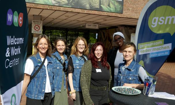 Gruppe von Personen vor Gebäude