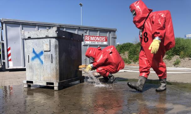Feuerwehr in Schutzanzügen