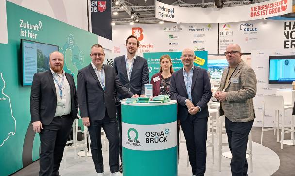 Gruppe von Personen auf Messestand