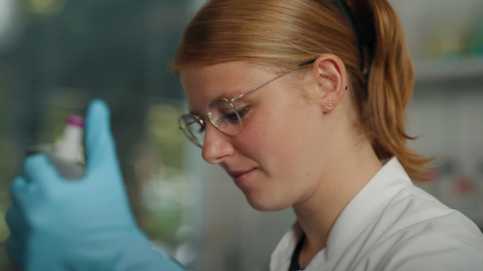 Eine Person mit einer Pipette in der Hand