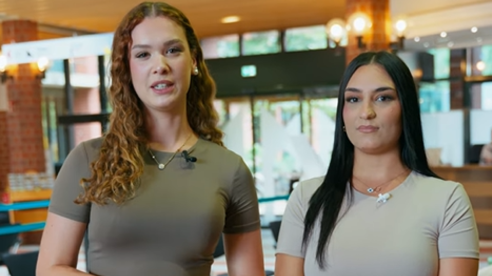 Zwei Personen schauen in die Kamera.